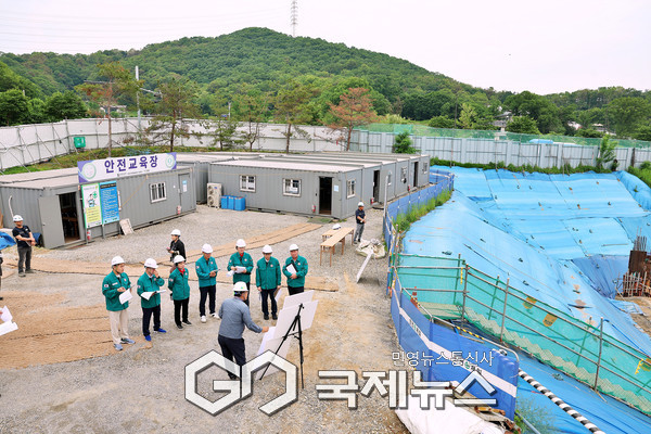 ▲ 의왕시의회, 행정사무감사 대비 주요 사업현장 점검(문화예술회관 건립공사 현장) [사진=의왕시의회]