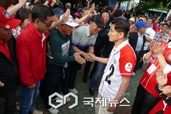 ▶양주 리치마트 유세장서 유권자들과 악수하는 국민의힘 김문수후보.