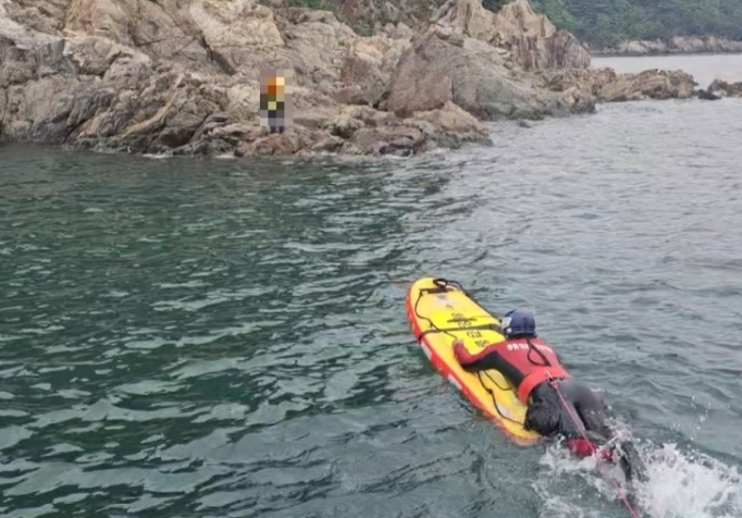 24일 태안해경이 부억도에 고립된 고립자 2명을 구조하기위해 접근 중이다(사진/태안해경 제공)