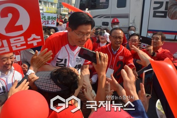 지지들과 악수로 인사를 하고 있는 김문수 대선 후보/박의규 기자