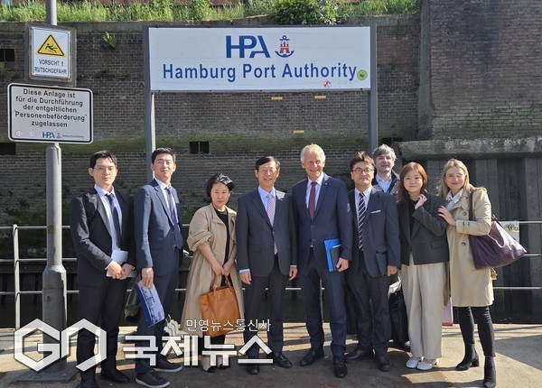 함부르크항을 방문한 BPA 송상근 사장(왼쪽 4번쨰)과 IAPH 총재이자 함부르크항만공사 사장인 옌스마이어 사장(왼쪽 5번째)