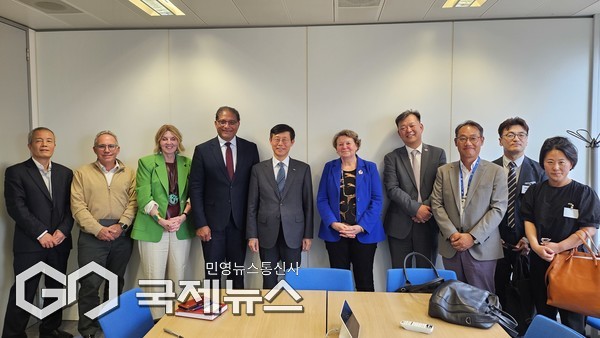 IMO(국제해사기구)를 방문한 BPA 송상근 사장(왼쪽 다섯번째), IMO 하이커 데김 환경국장(왼쪽 여섯번째), 조스 마테이컬 기술협력국장(왼쪽 네번째)