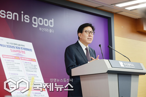 박형준 시장이 26일 오후, 시청 브리핑룸에서 기자회견을 열어 '2025년 제2회 추가경정예산안' 브리핑을 통해 시민의 삶을 안전하고 건강하게 지키는 데 최우선적으로 초점을 맞췄다고 설명했다/제공=부산시  