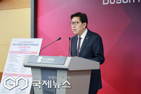 ​박형준 시장이 26일 오후, 시청 브리핑룸에서 기자회견을 열어 '2025년 제2회 추가경정예산안' 브리핑을 통해 '시민의 삶을 안전하고 건강하게 지키는 데 최우선적으로 초점을 맞췄다'고 설명했다/제공=부산시  ​