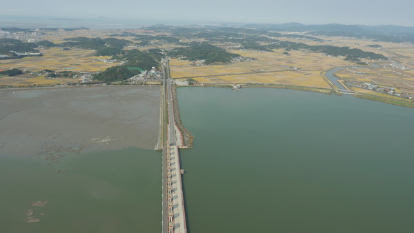 하굿둑으로 막힌 금강을 물길을 다시 열기 위한 토론회가 오는 12일 서천군지속가능발전협의회 주관으로 문예의전당에서 개최된다. (금강하굿둑 사진/서천군 제공) 