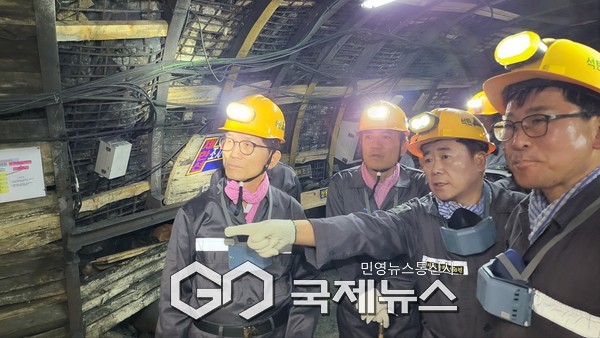 광산근로자 전직훈련 업무협약식을 마치고 현 김문수 후보와 함께 현장방문을 하고 있다(사진=대한석탄공사)