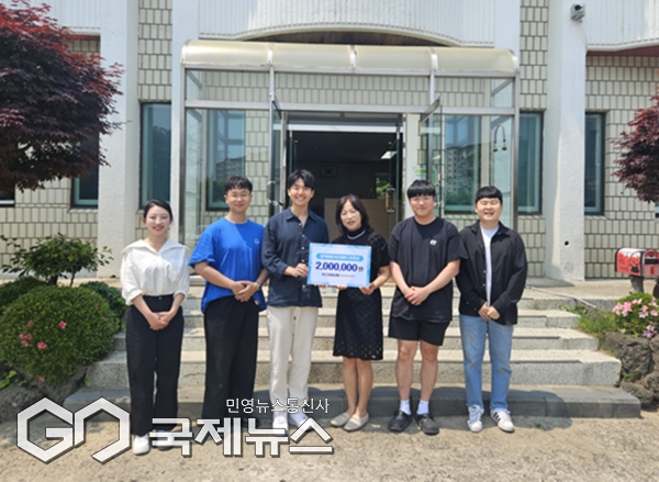 제주청년창업사관학교 15기 입교생과 졸업 동문들은 27일 홍익아동복지센터(시설장 진영미)를 방문해 기부금 200만원을 전달했다.[사진=제주청년창업사관학교]