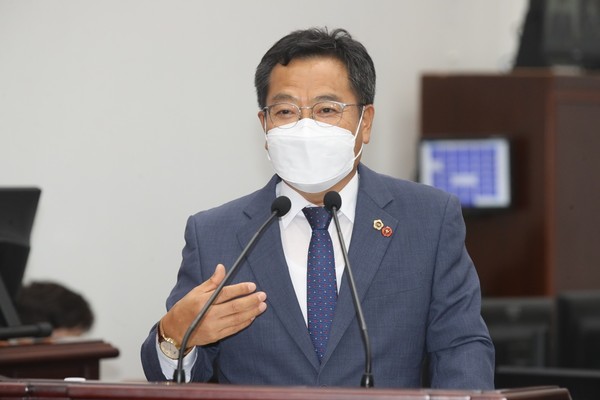 제주도의회 행정자치위원회 송창권 의원(더불어민주당, 외도동·이호동·도두동 선거구)은 공항소음 피해를 겪는 학교의 교육환경을 쾌적하게 조성해 학생의 학습권을 보장하는 데 필요한 공항소음 피해학교 지원위원회 사항을 새롭게 규정하기 위해  「제주특별자치도 공항소음 피해학교 지원에 관한 조례 일부개정조례안」을 대표 발의했다.[사진=제주도의회]