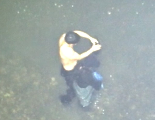 해경이 갯벌에 고립된 여성을 구조하고 있다. (사진=인천해경)