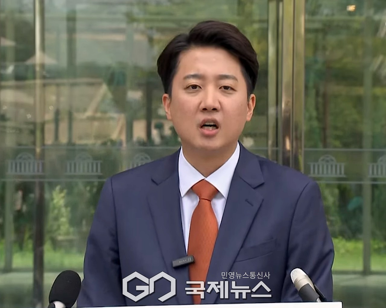 ▲이준석 개혁신당 대통령 후보는 27일 오후 국회 소통관 앞에서 긴급 기자회견을 열고 비상계엄에 책임이 있는 세력으로의 후보 단일화는 이번 선거에 없다"고 말하고 있다/사진=이용우 기자