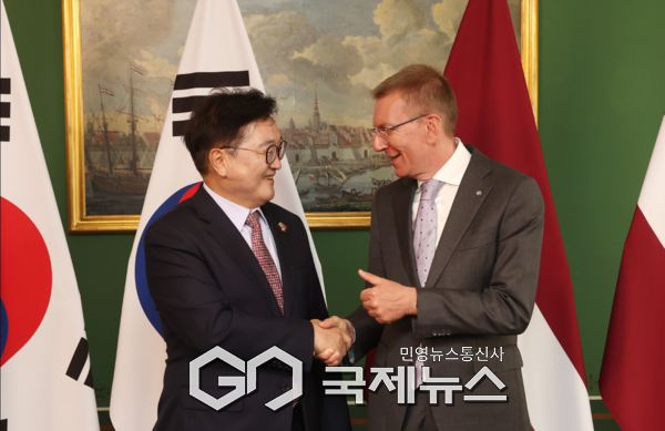 ▲ 우원식 의장이 에드가르스 린케비치스 라트비아 대통령과 악수하고 있다. 사진=국회
