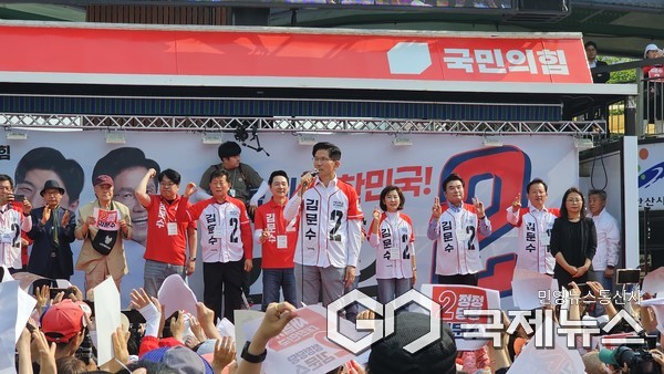 (사진 윤은중 기자) 국민의 힘 김문수 대선후보가 29일 오후 안산문화광장에서 열린 유세에서 지지를 호소하고 있다. 