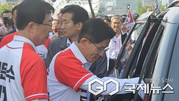 (사진/윤은중 기자) 국민의 힘 김문수 대선후보가 29일 오후 안산문화광장에서 열린 유세를 마치고 차량에 올라서고 있다.