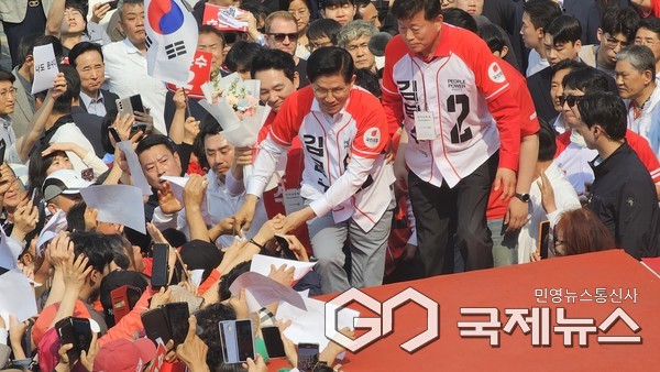 (사진/윤은중 기자 ) 김문수 국민의 힘 대선 후보가 29일 오후 안산을 찾아 지지자들의 호응을 받으며 안산문화광장에 마련된 유세장 연단에 오르고 있다.