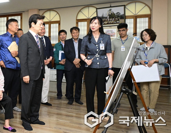 윤영희 도로과징이 조규일 진주시장에게 민원 건의 사항을 설명하고 있다 사진/진주시