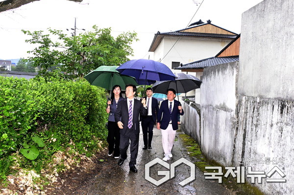 조규일 시장이 지역구 시의원인 서정인 의원과 함께 현장을 둘러보고 있다 사진/진주시