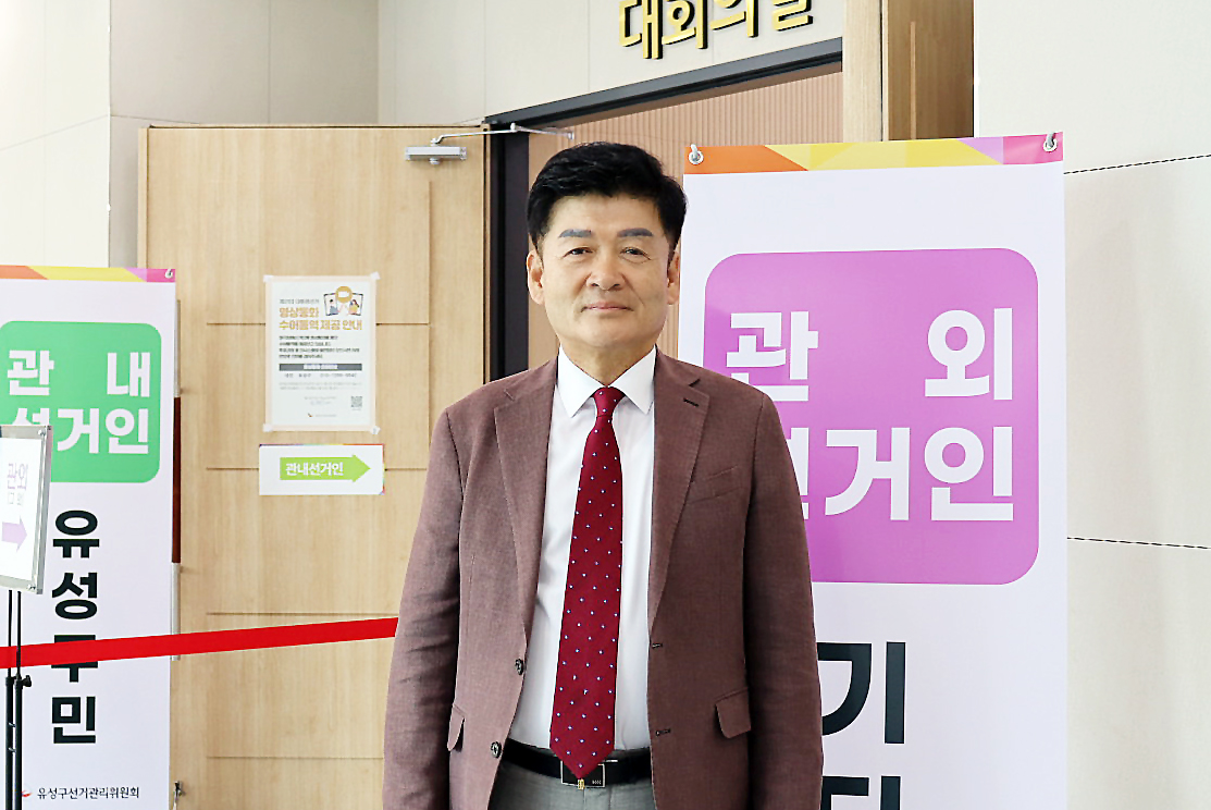 대전 유성구의회 김동수 의장은 30일, 제21대 대통령 선거 사전투표를 위해 학하동 행정복지센터에 마련된 사전투표소를 방문해 소중한 한 표를 행사했다. / 유성구의회 제공