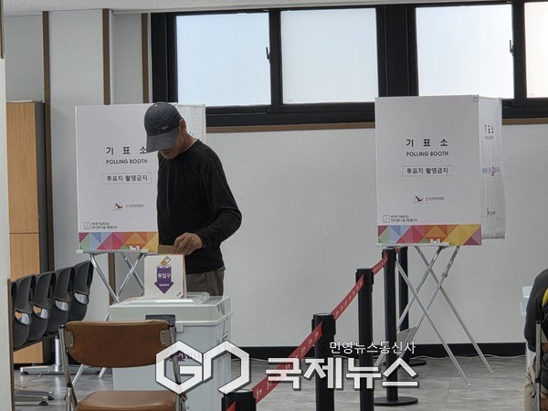 한 주민이 점심시간을 이용하여 제21대 대통령선거 사전투표에 소중한 유권자의 권리 인 투표를 하는 모습/박의규 기자