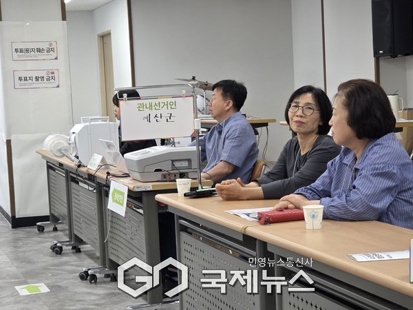 예산군 오가면 복지회관1층에 마련된 사전투표 장소의 참관인들 모습/박의규 기자