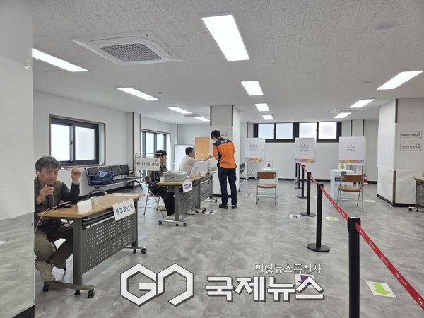 타 지역 주소지 유권자의 사전 투표 장소를 분리 운영 하여 유권자들이 혼동 하지 않게 운영한 오가면 복지회관 1층 사전투표 장소/박의규 기자