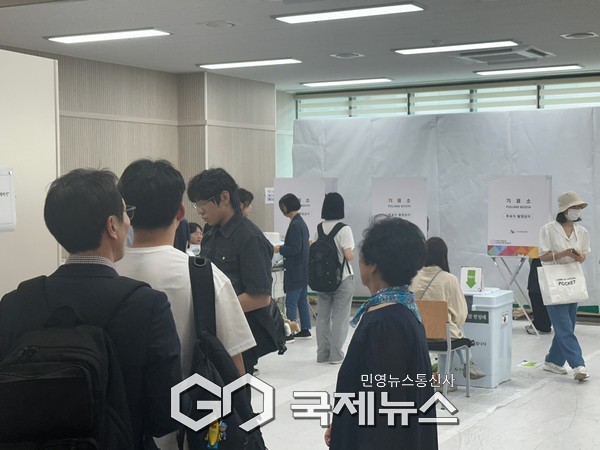 부성1동 사전 투표소 안은 투표를 하기 위해 모인 시민들로 가득 했다(사진/국제뉴스 이원철 기자)