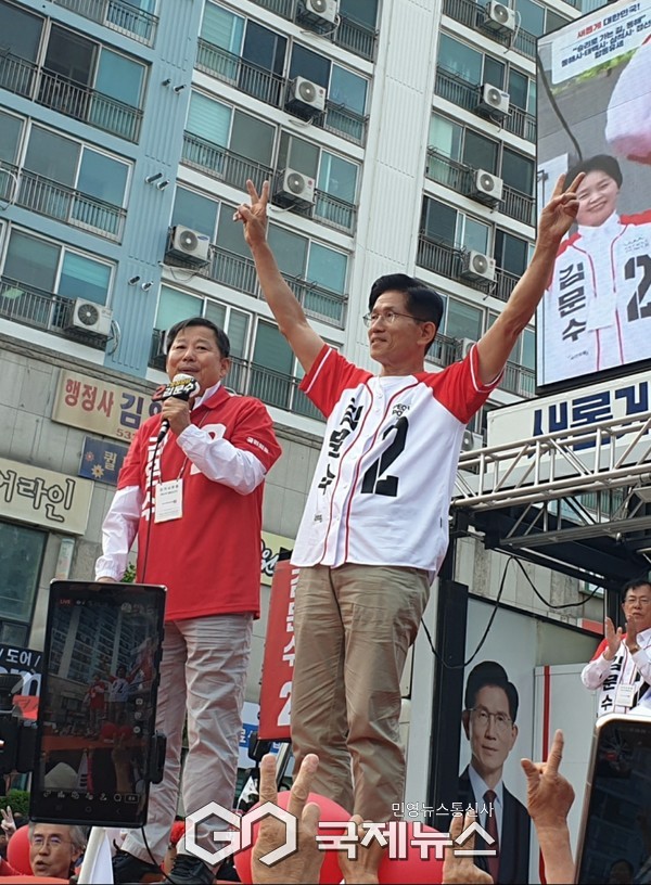 ▲김문수후보는 유세에서 이철규 의원과 함께 강원 발전을 위한 공약을 발표하며, 대통령이 되면 반드시 이를 실천하겠다고 시민들 앞에서 약속  사진=고정화기자