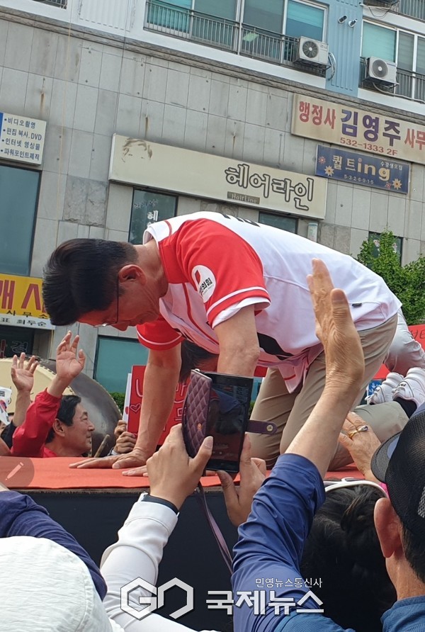 ▲ 김문수후보 와  이철규의원 ,계엄 사태 국민께 사과 한다며 시민들께 큰절로 용서해달라 ,그리고 경제를 살리고 일자리 창출에 힘쓰겠다 지지호소 사진=고정화 기자