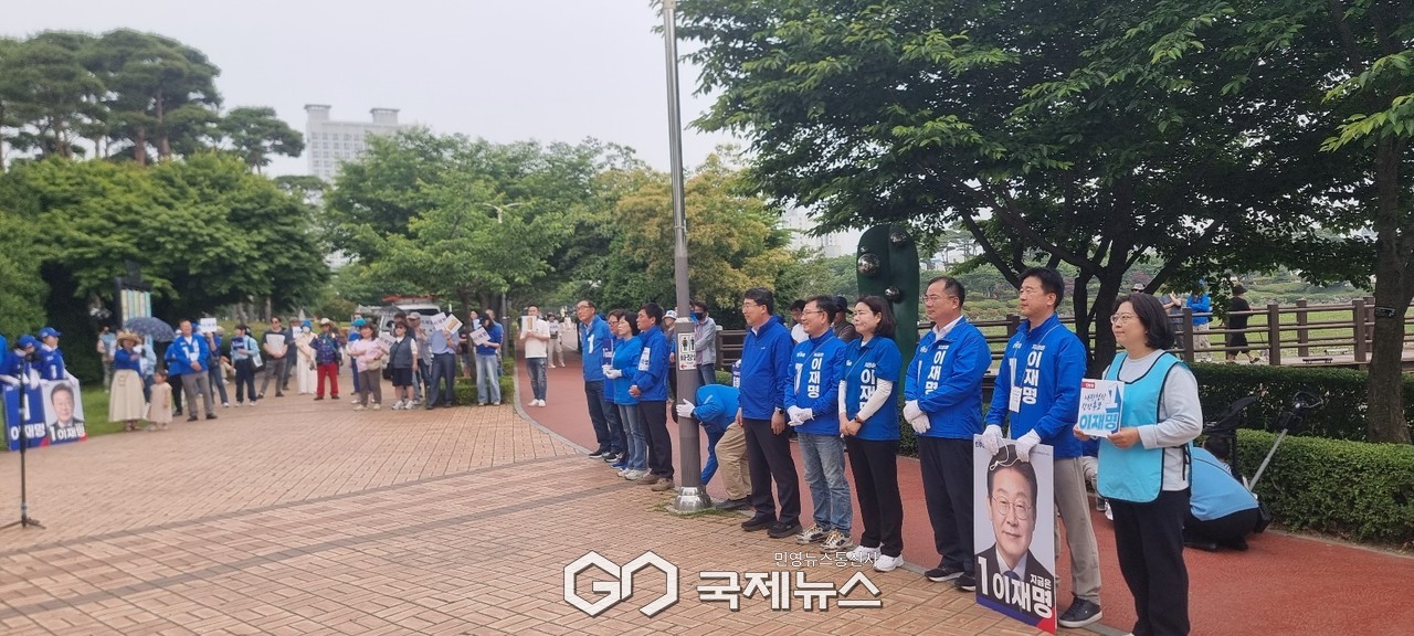 지난 5월31일 제21대 대통령 선거 임박 마지막 주말을 맞아 더불어민주당 소속 서산시의원들이 전원 참석해 지지유세를 펼쳤다(서산/백승일 기자) 