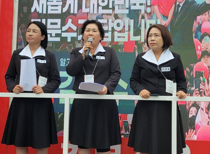 지난 2일 충남 서산시에서 사진 왼쪽부터 국민의힘 소속 한석화 시의원, 김옥수 도의원, 이연희 도의원이 유시민 작가와 이재명 후보를 규탄하는 유세를 펼치고 있다(사진/독자 제공) 