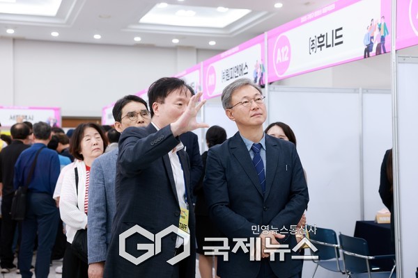 장인홍 구로구청장(오른쪽)이 4일 열린 ‘2025년 구로구 중장년 일자리박람회’를 둘러보고 있다(사진=구로구청)
