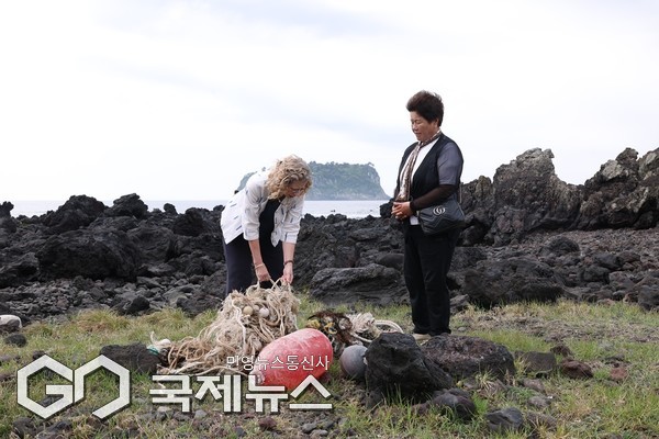 세계 환경의 날’(6월 5일)을 하루 앞둔 4일, 유엔환경계획(UNEP) 잉거 안데르센 사무총장이 제주 해녀와 해양 플라스틱 오염문제 해결방안을 집중 논의했다.[사진=제주도]
