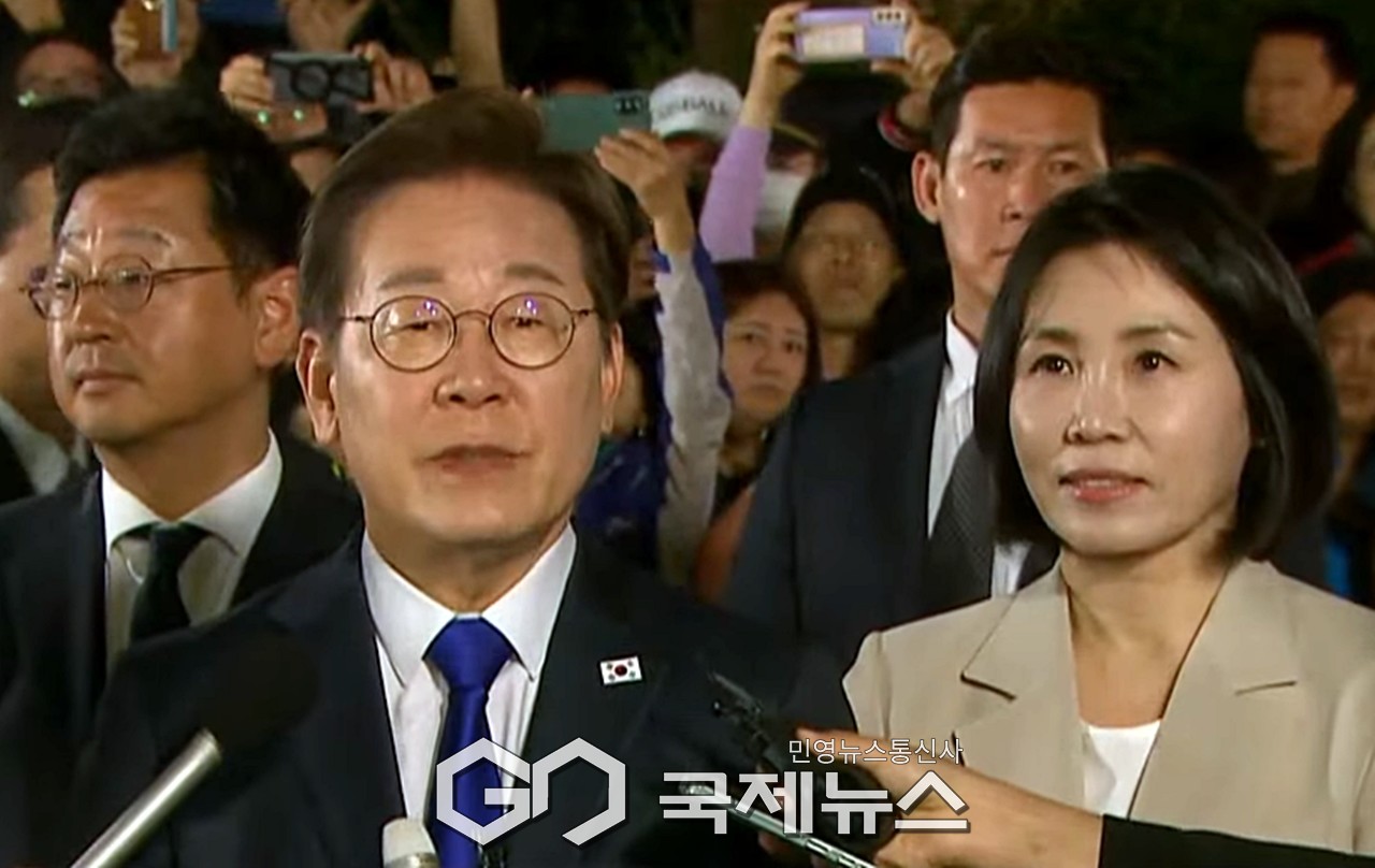 ▲이재명 더불어민주당 대통령 후보는 3일 밤 인천 계양구 자택 앞에서 당선이 된다면 우리 국민드의 위대한 결저에 경의를 표한다며 감사 인사를 하고 있다./사진=이용우 기자 