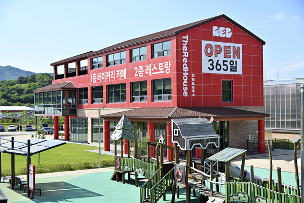                                      (사진=장수군)장수 만남의 광장 더레드하우스 전경
