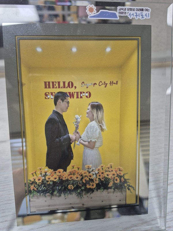 서귀포시가 혼인신고를 위해 시청을 방문한 신혼부부를 대상으로 운영 중인 ‘혼인신고 기념사진 촬영서비스’가 시민들 사이에서 큰 호응을 얻고 있다.[사진=서귀포시]