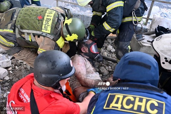 7일 새벽, 우크라이나 하르키우에 대한 러시아의 공습 이후 구조대원들이 부상자를 옮기고 있다. 사진제공/AFP통신