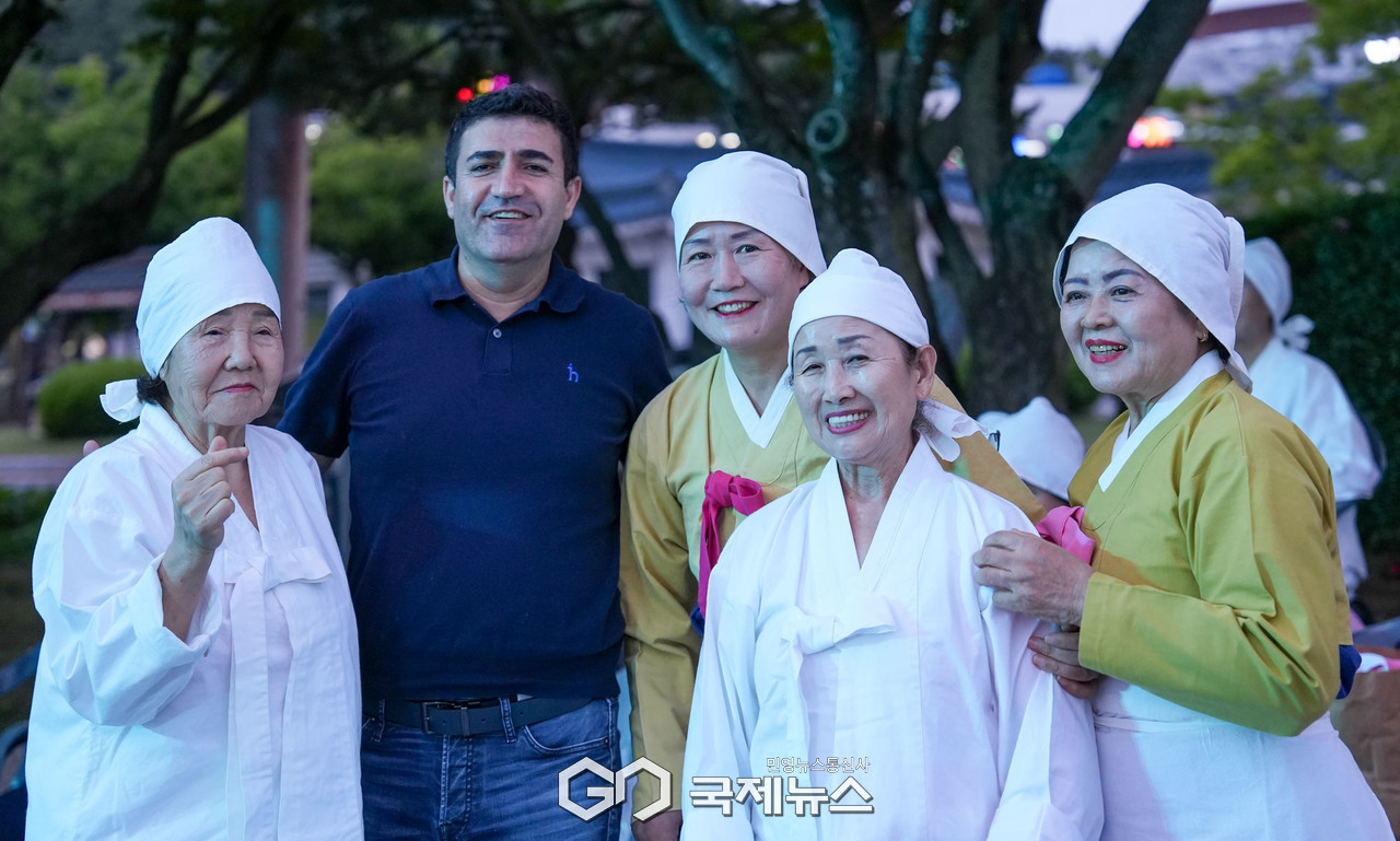 (제공=경북문화관광공사) 공사 창립 50주년 기념‘경북 아리랑 축제’를 함께한 외국인 관광객
