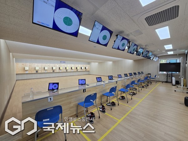 제주동여자중학교(교장 조현숙)는 9일 오후 3시 체육관에서 노후 사격 훈련시설 개선을 위해 개축된‘한솔사격장’개관식을 개최했다.[사진=제주도교육청]