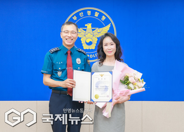 김수환 부산경찰청장(왼쪽)이 지난 9일 오후, 부산경찰청 7층 회의실에서 가수 헤라를 다문화 홍보대사로 위촉하고 기념촬영하고 있다/제공=부산경찰청