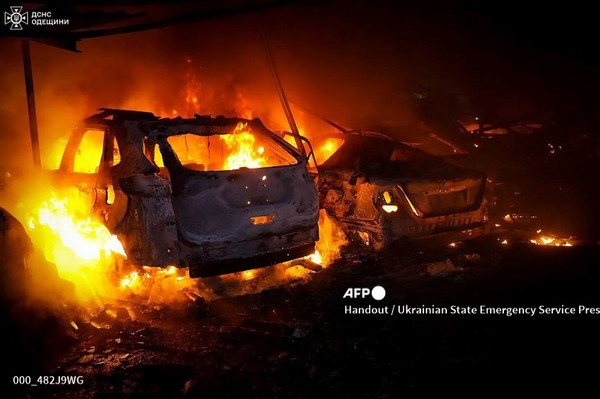 2025년 5월 25일 우크라이나 오데사에서 러시아의 공습으로 차량들이 불타고 있다. 사진제공/AFP통신