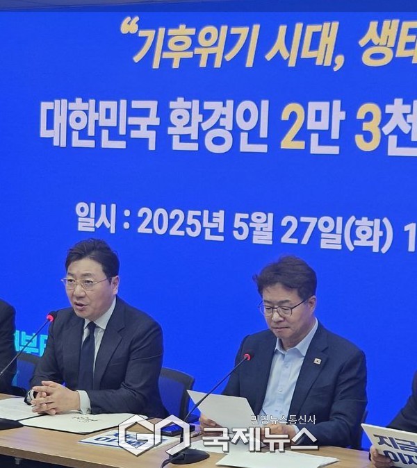 ▲대한민국브랜드협회 조세현 이사장(왼쪽)이 (오른쪽 염태영 의원)서울특별시 산하 ‘서울새활용지원센터’의 평가위원으로 위촉됐다 <