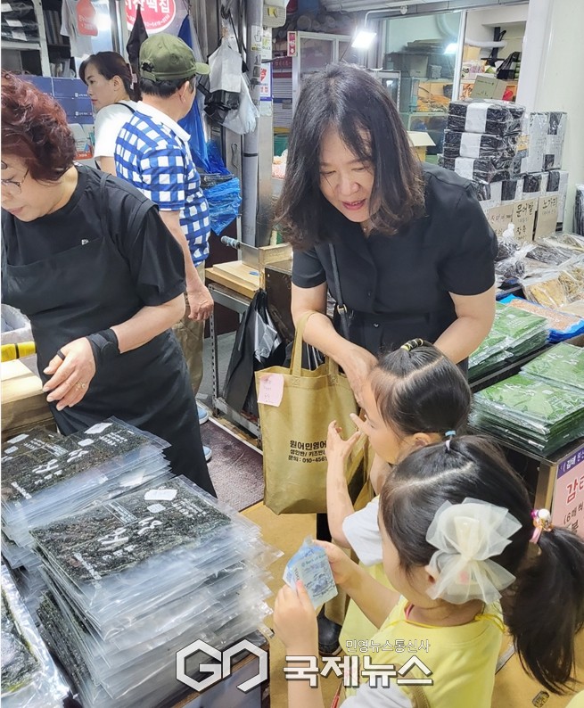 지난 9일 충남 서산시 소재 서산 색동어린이집 아이들이 탁양선 원장과 함께 서산동부시장 김가게에서 장보기 체험을 하고 있다(사진/백승일 기자) 