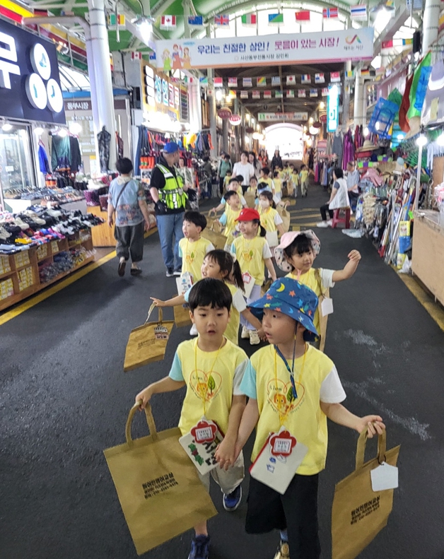 지난 9일 충남 서산시 소재 서산 색동어린이집 아이들이 서산동부시장에서 장보기 체험을 하기 위해 이동하고 있다(사진/서산 색동어린이집 제공) 