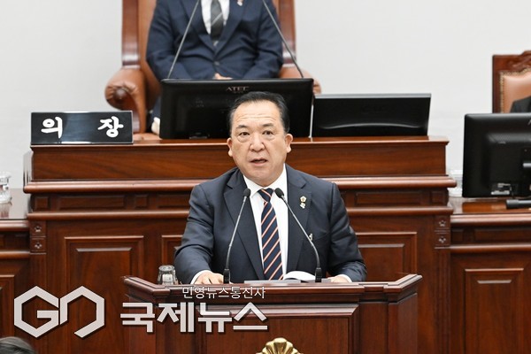 제주도의회 국민의힘 이정엽 의원(국민의힘·대륜동)은 10일 열린 제439회 제1차 본회의에서 5분 발언을 통해 "사람은 오는데 지갑은 안 연다"며 관광객 수를 늘린다고 지역경제에 돈이 돌지 않는다"고 제주도의 현금성 인센티브 정책을 강하게 질타했다.[사진=제주도의회]