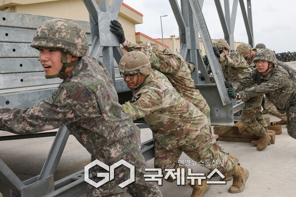한국군 장병들과 미군 장병들이 함께 미 병참선 교량(LOCB)을 구축하고 있다.(사진제공.육군)