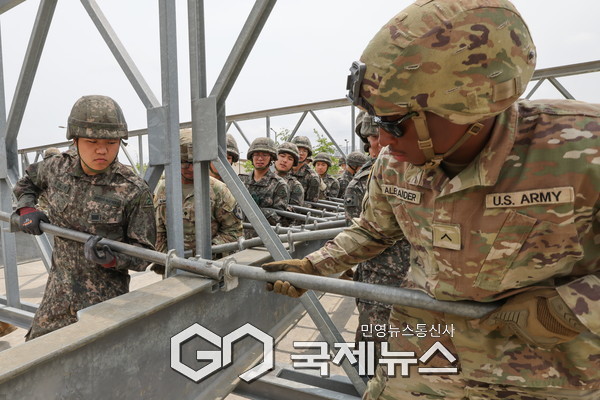 한국군 장병들과 미군 장병들이 함께 미 병참선 교량(LOCB)을 구축하고 있다.(사진제공.육군)