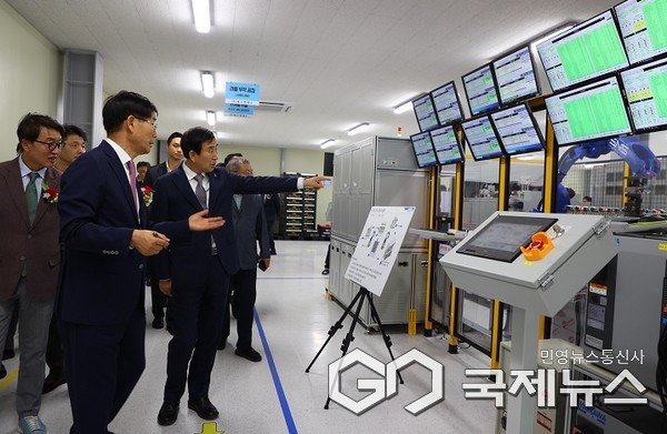 (주)에스앤에스 제2공장 시설 현장 견학 모습(사진=충주시)