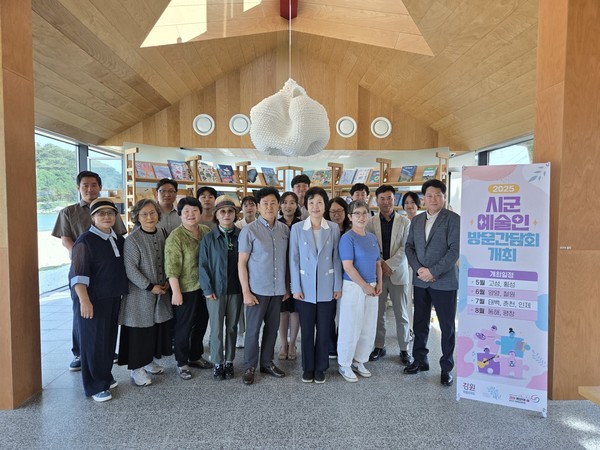  강원문화재단(대표 신현상)은 지난 6월 10일(화) 양양군 죽도해변에 있 는 웨이브웍스에서“2025년 제3차 시군예술인 방문간담회”를 개최했다<사진제공=강원문화재단>