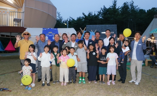 정인화 시장이 관계자들과 '구봉산 숲속야영장' 개장식을 하고 있다. ⓒ 광양시