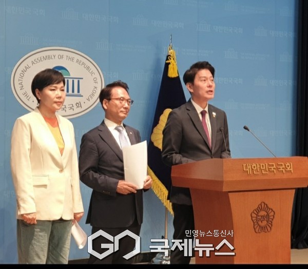 ▲ 더불어민주당 정치테러대책위원회가 국회에서 기자회견을 열고 2022년 대선 기간 중 이재명 당시 대통령 후보를 겨냥한 총기 테러 모의 정황이 있었다며 철저한 수사 촉구  사진=고정화 기자