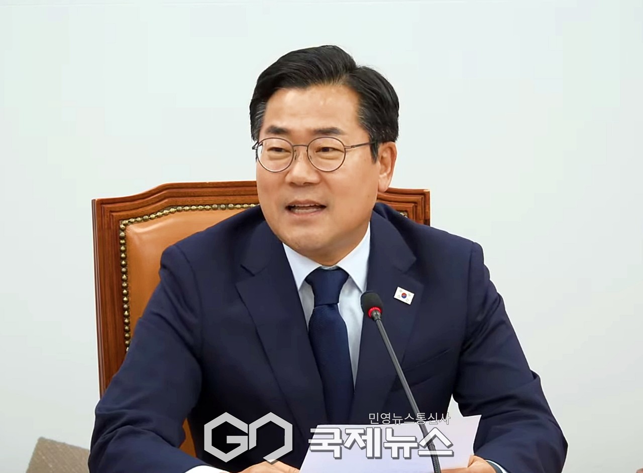 ▲박찬대 더불어민주당 원내대표는 12일 오전 국회에서 원내대표를 잘 마칠수 있었던 것은 원내대표단과 170명의 의원들이 헌신적 협조 때문이라고 말하고 있다./사진=이용우 기자